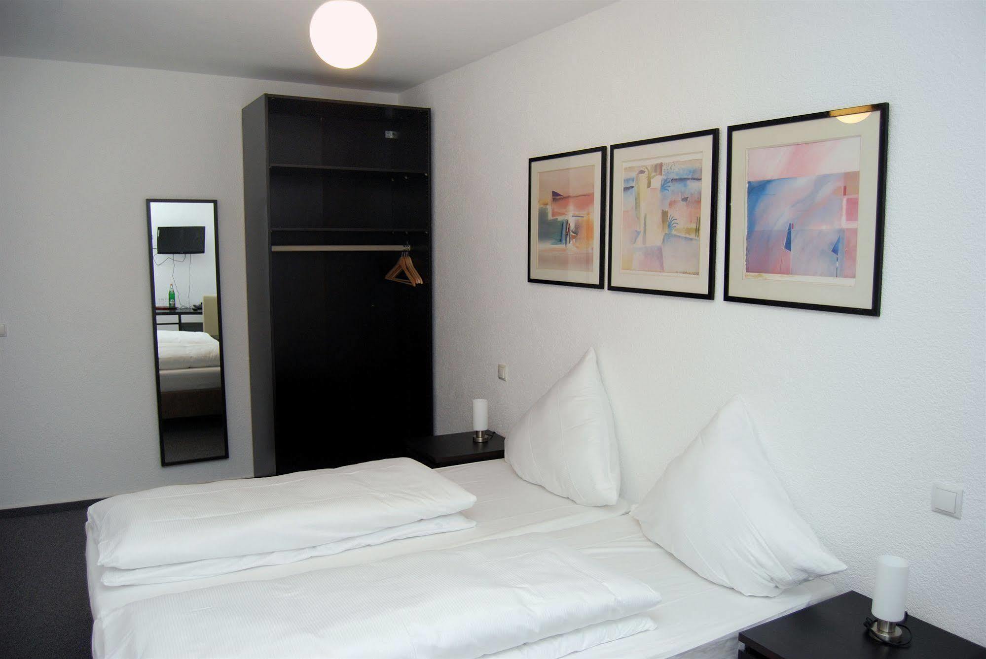 Hotel Rheinischer Hof Erkrath Buitenkant foto